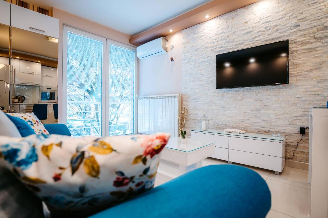 Turist Apartment Ni Buitenkant foto