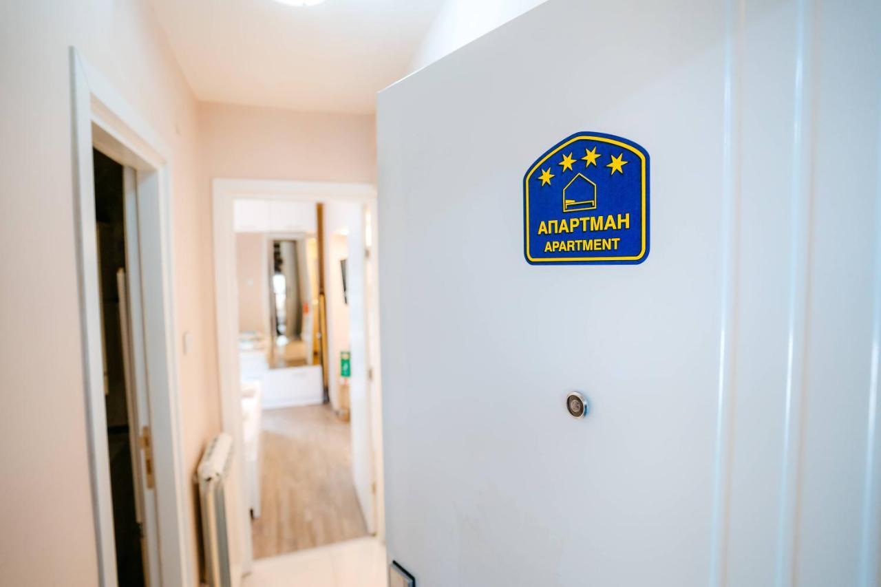 Turist Apartment Ni Buitenkant foto