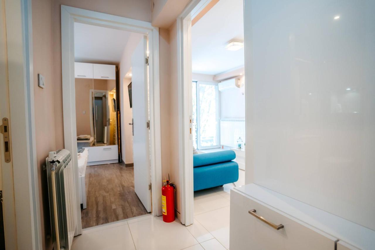 Turist Apartment Ni Buitenkant foto
